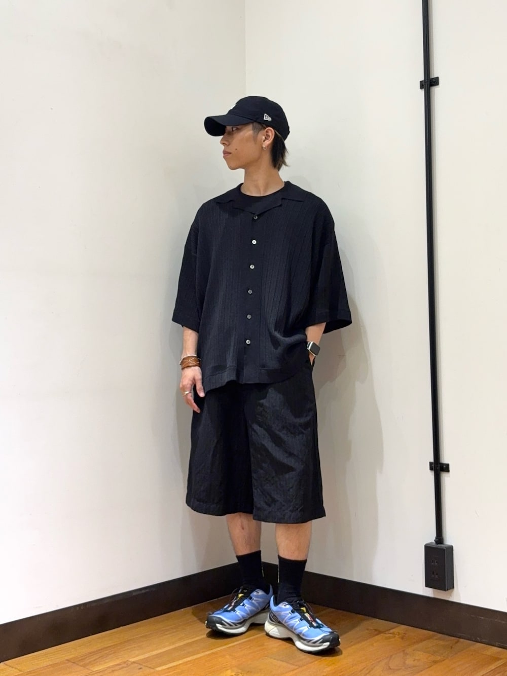 ブラック系のシャツ/ブラウス、その他のその他パンツ、ブルー系のスニーカーを着用したメンズの夏コーディネートの1枚目の写真