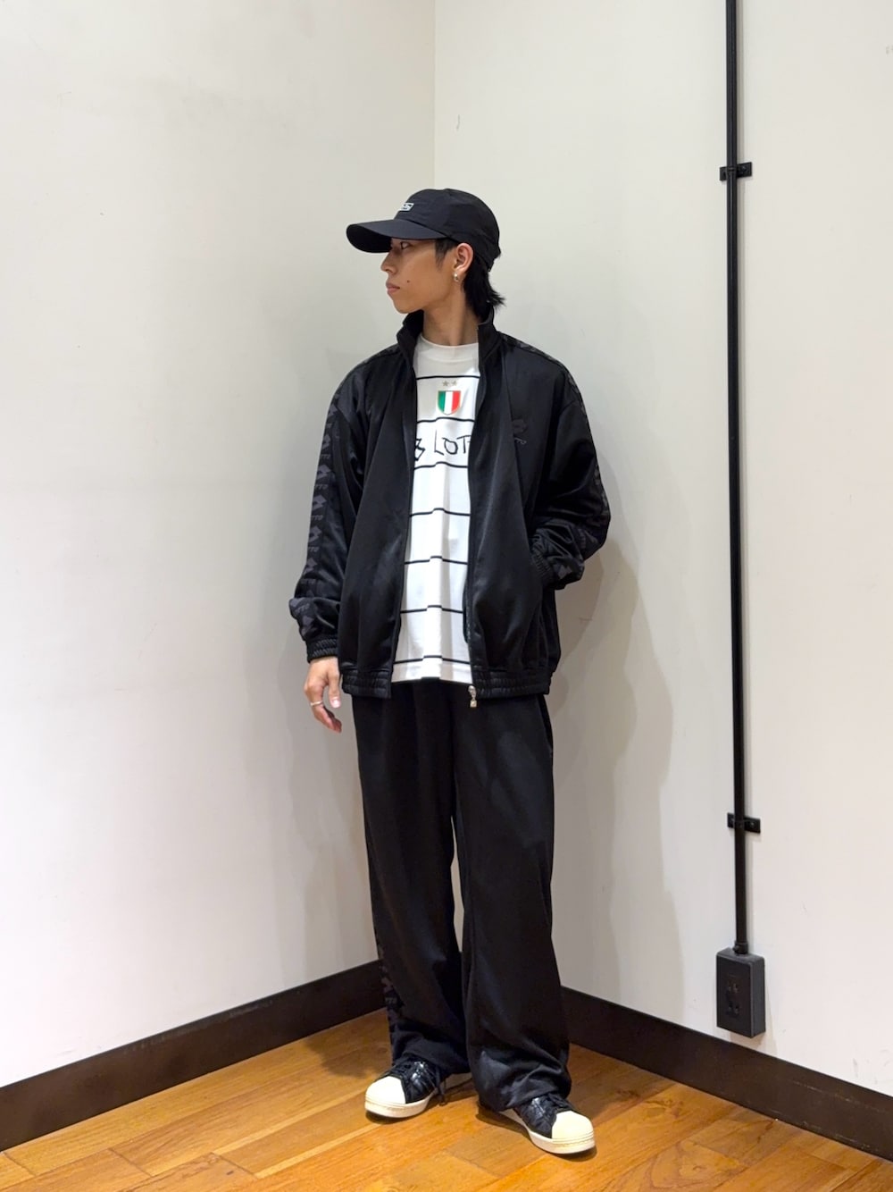 ブラック系のブルゾン、ホワイト系のTシャツ/カットソー、ブラック系のその他パンツを着用したメンズの秋コーディネートの1枚目の写真