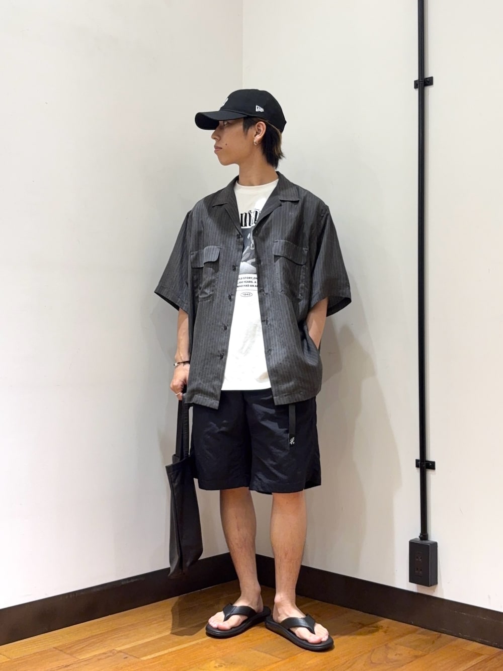 ブラック系のシャツ/ブラウス、その他のTシャツ/カットソー、ブラック系のその他パンツを着用したメンズの夏コーディネートの1枚目の写真