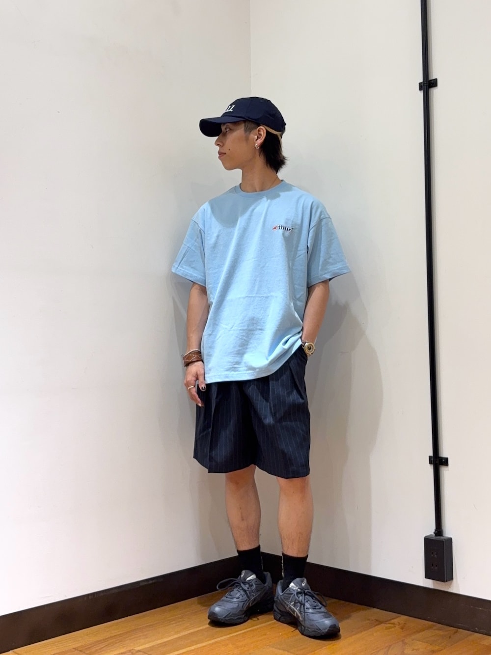 ブルー系のTシャツ/カットソー、ブルー系のその他パンツ、グレー系のスニーカーを着用したメンズの夏コーディネートの1枚目の写真