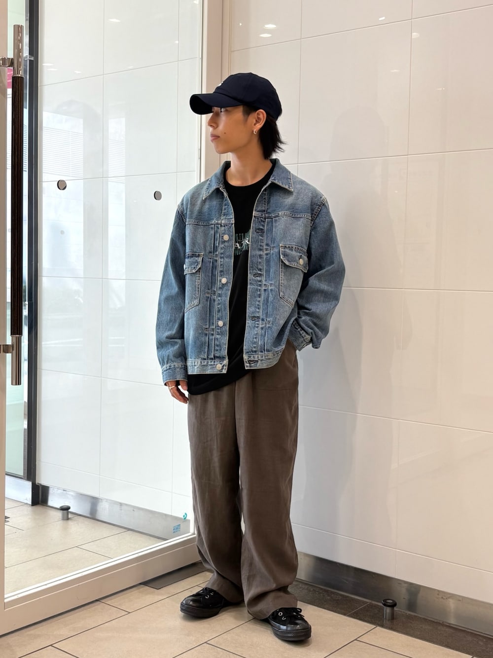 「今から使える秋の先取りコーデ、季節の変わり目羽織コーデ、newarrival、私のイチ推しブランド、ここでしか手に入らない別注アイテム、暑い、新作スニーカーコーデ、デニム、別注アイテム、初秋のパンツスタイル、新作デニムコーデ、秋服準備はじめました、旅行コーデ、帰省コーデ、アメカジ」｜「URBAN RESEARCHの13.5oz DENIM TYPE 2nd JACKET（デニムジャケット、ブルー系）」を使った、オタケさん（メンズ・162cm）の夏コーディネートの1枚目の写真
