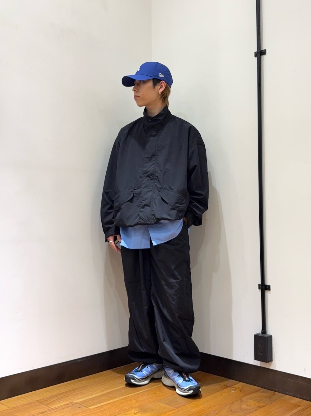 ブラック系のナイロンジャケット、ブルー系のシャツ/ブラウス、ブラック系のその他パンツを着用したメンズの冬コーディネートの1枚目の写真