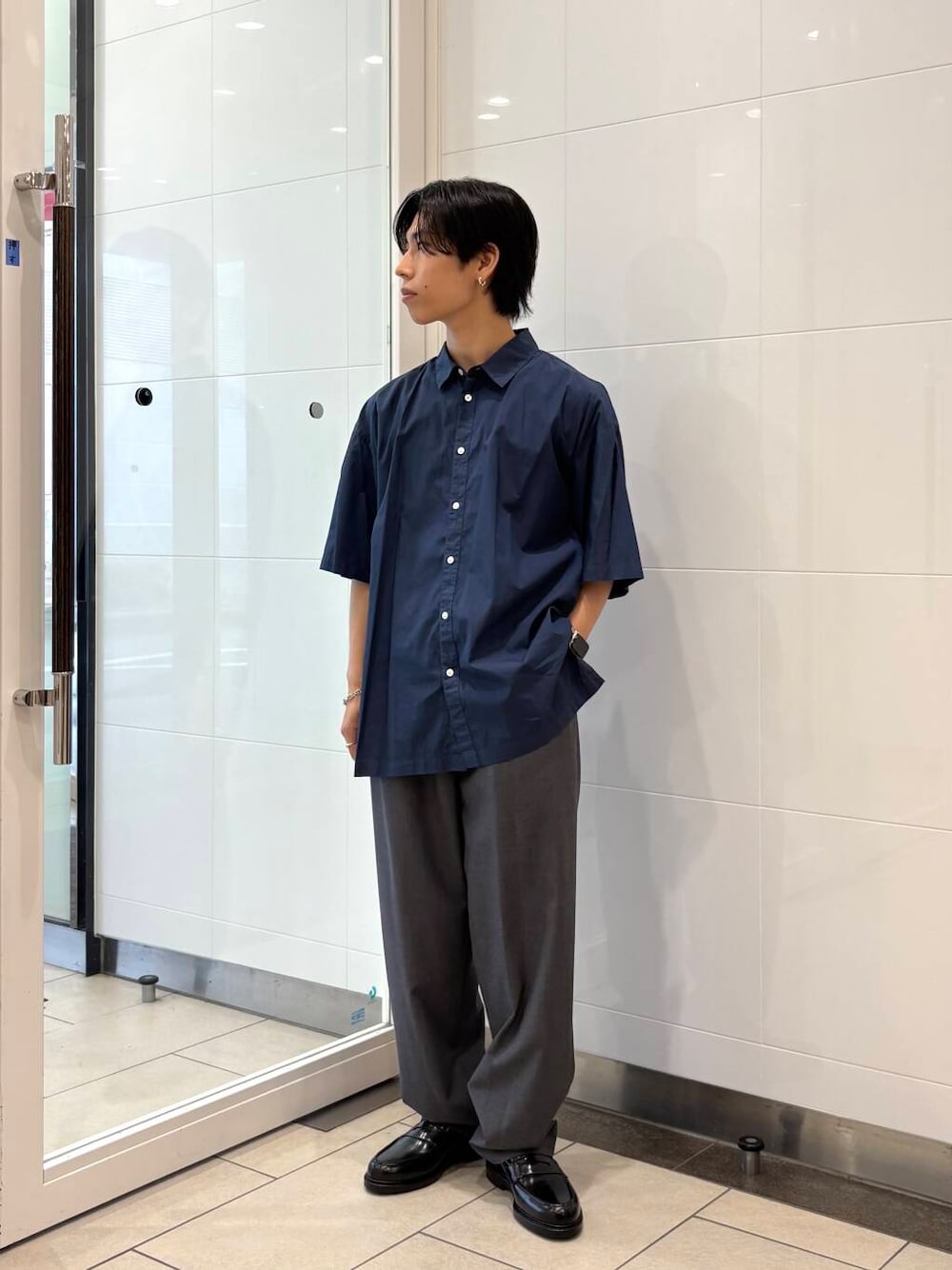 グレー系のその他パンツ、ブルー系のシャツ/ブラウス、ブラック系のドレスシューズを着用したメンズの夏コーディネートの1枚目の写真