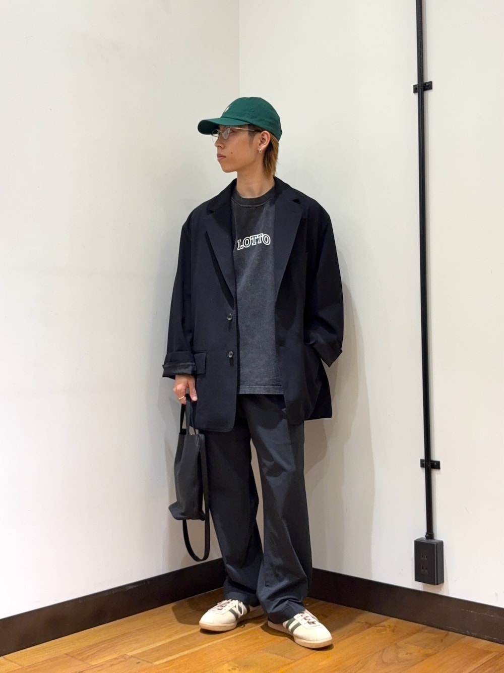 ブラック系のその他アウター、ブラック系のTシャツ/カットソー、ブラック系のその他パンツを着用したメンズの春コーディネートの1枚目の写真