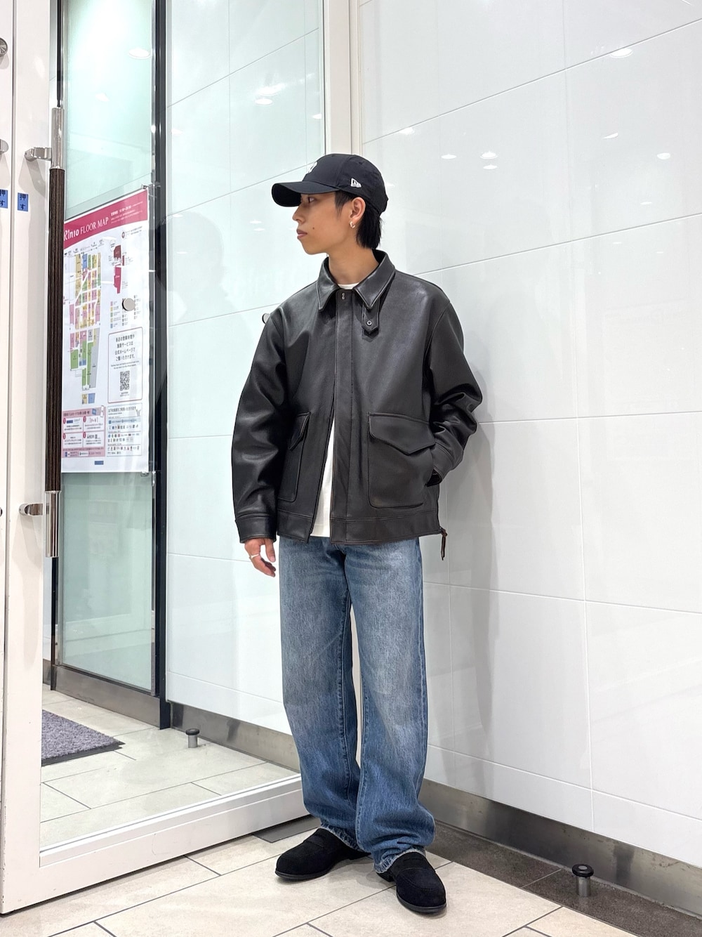 ブラウン系のその他アウター、ブルー系のデニムパンツ、ホワイト系のTシャツ/カットソーを着用したメンズの秋コーディネートの1枚目の写真