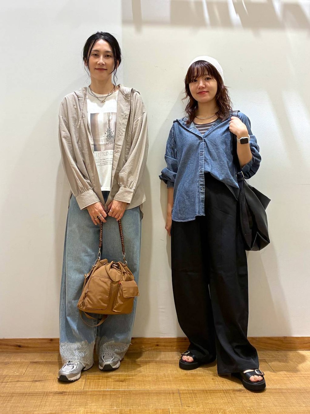 ブルー系のシャツ/ブラウス、グレー系のタンクトップ、ホワイト系のTシャツ/カットソーを着用したレディースの夏コーディネートの1枚目の写真
