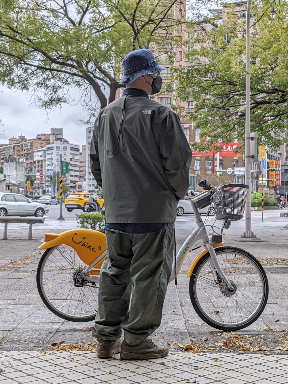 グリーン系のその他アウター、ブルー系のシャツ/ブラウス、グリーン系のチノパンツを着用したメンズの冬コーディネートの3枚目の写真