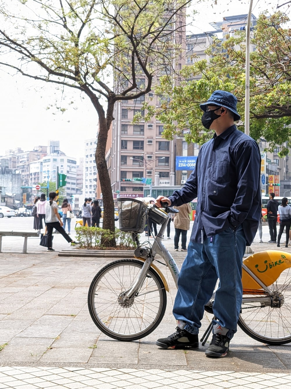 ブルー系のシャツ/ブラウス、ブルー系のデニムパンツ、ブラック系のスニーカーを着用したメンズの春コーディネートの1枚目の写真