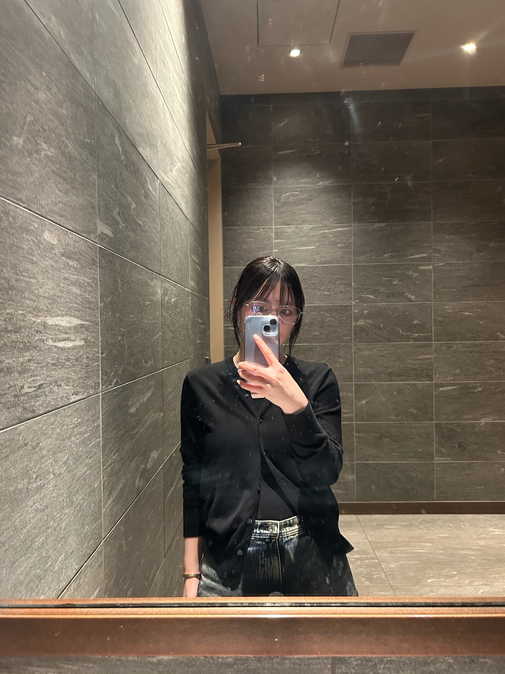 「ユニクロコーデ、ユニクロ、今日のコーデ、デニムコーデ、デニム、カーディガン、眼鏡、メガネ女子、メガネ」｜「UNIQLOのアイテム（カーディガン/ボレロ、ブラック系）」を使った、©️aさん（レディース・159cm）の冬コーディネートの1枚目の写真