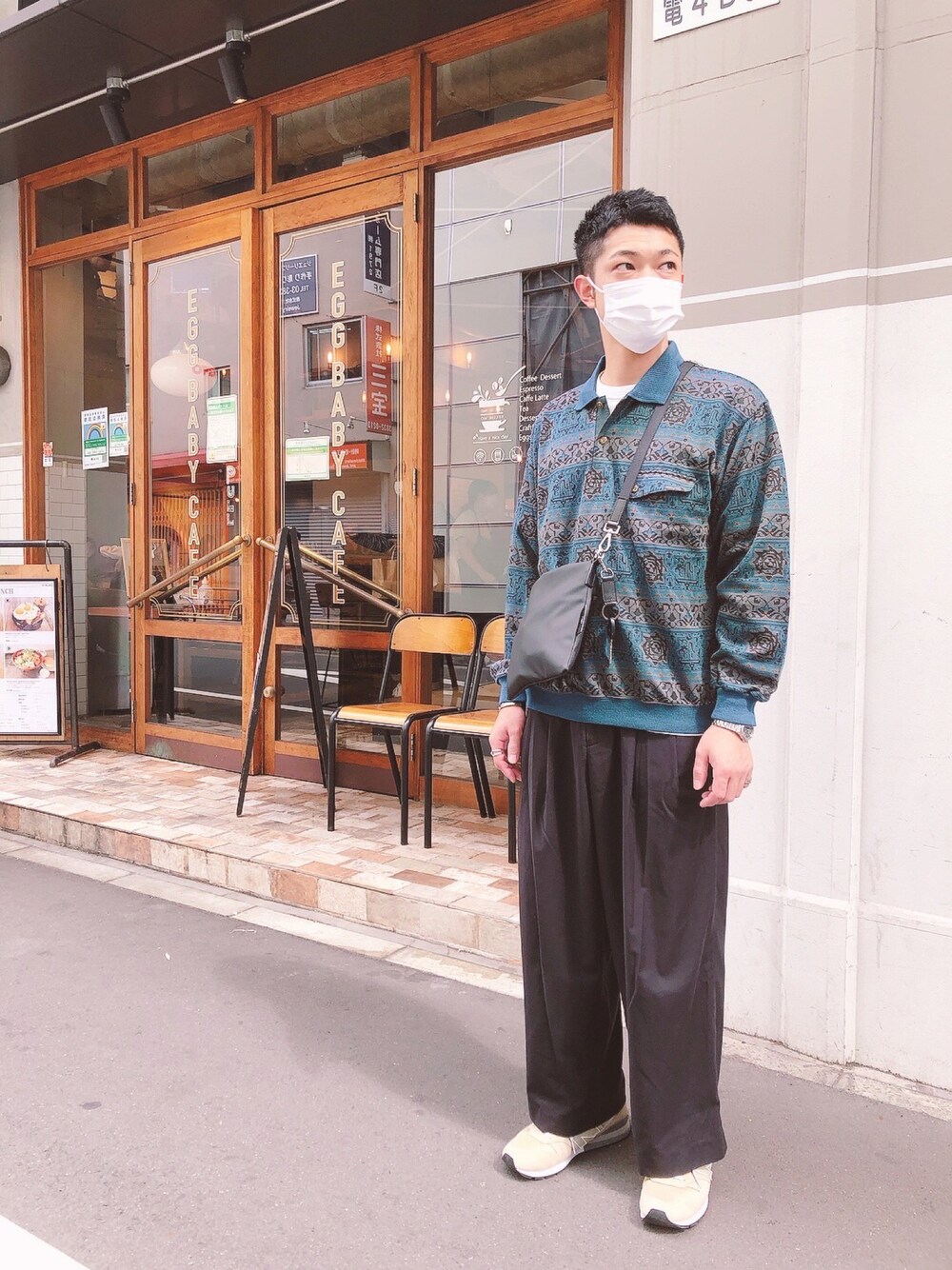 「オトナカジュアル、お洒落さんとつながりたい、カジュアルコーデ、秋コーデ、シンプルスタイル、キレイめ、スニーカー、UNIQLO、ショルダーバッグ、休日コーデ、ニューバランス、New Balance、HARE、iTTi、ニット」｜「ITTIのショルダーバッグ（ショルダーバッグ、ブラック系）」を使った、ダッテーさん（メンズ・168cm）の秋コーディネートの1枚目の写真