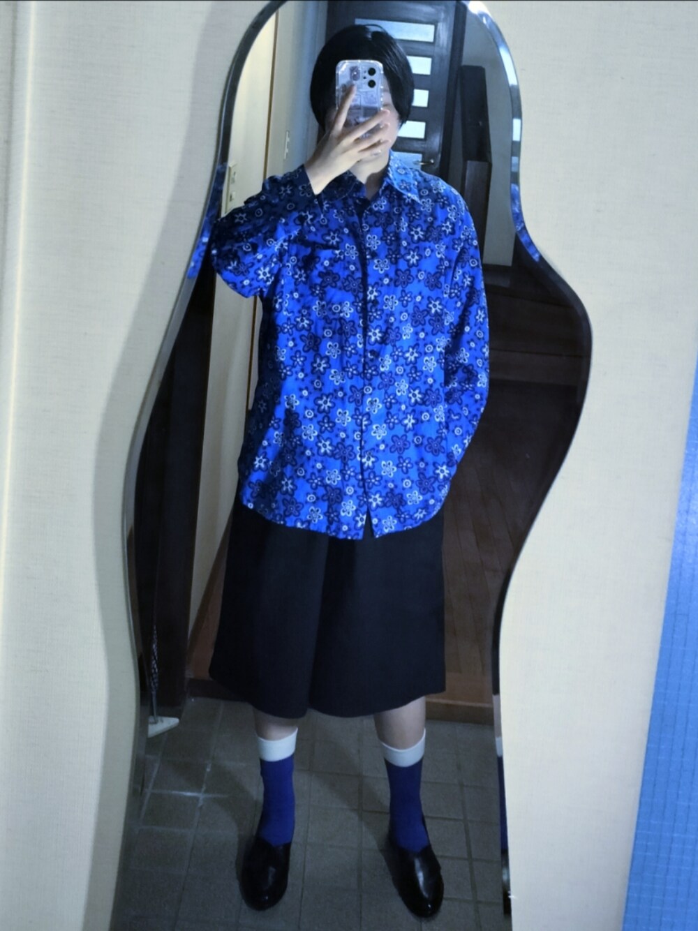 「春服コーデ、おでかけコーデ、夏コーデ、大人女子、春服、プチプラコーデ、オトナカジュアル、雨の日コーデ、トレンド、花柄、青、ブルー、シャツスタイル、プチプラ、ハーフパンツ」｜「UNIQLOのアイテム（シャツ/ブラウス、ブルー系）」を使った、みんかさん（レディース・165cm）の春コーディネートの1枚目の写真