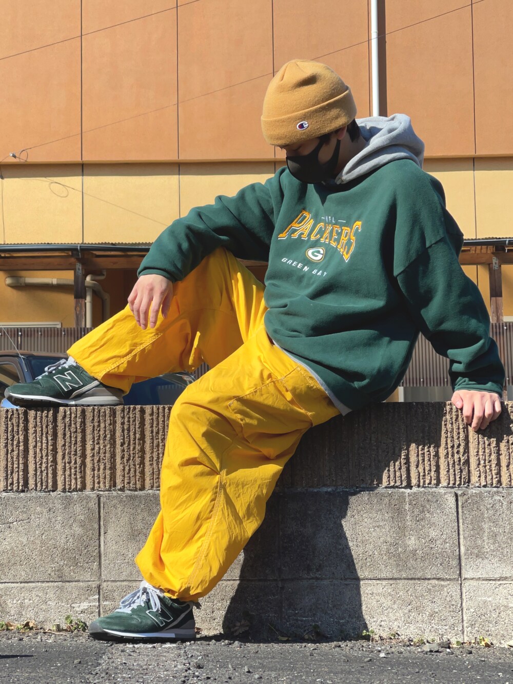 「ビーニー、ニット帽、ootd、カラーパレット、春コーデ、ストリート、スウェパカ、グレーパーカー、緑、スニーカーコーデ、黄色、packers、カジュアル、New Balance、Champion」｜「Championの∴WEGO/Champion ショートニットキャップ（ニットキャップ/ビーニー、イエロー系）」を使った、いのけぇさん（メンズ・165cm）の冬コーディネートの1枚目の写真
