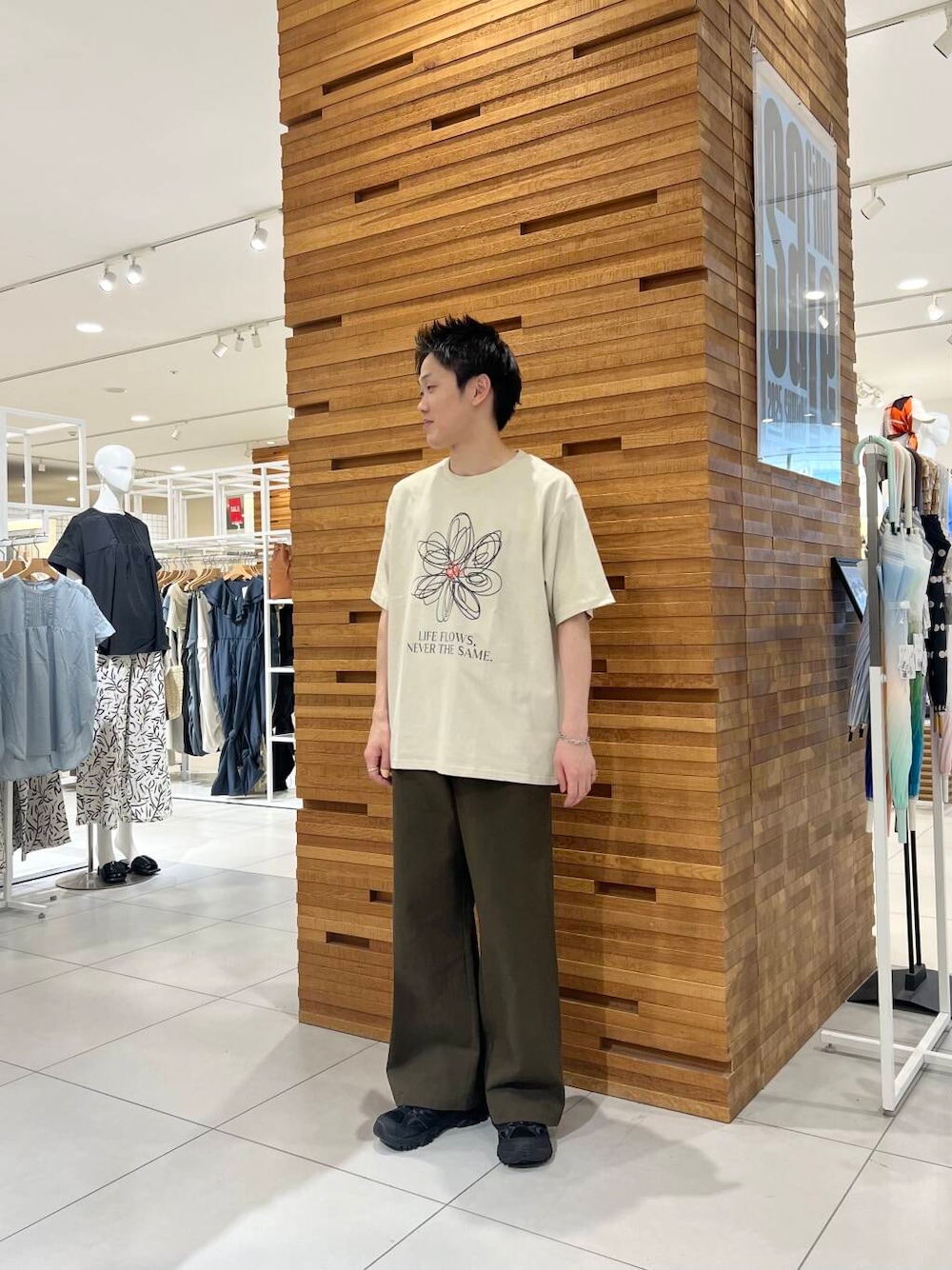「アーバンリサーチ、センスオブプレイス、ワイドパンツ、Tシャツ、ベイカーパンツ、夏服、senseofprlece、1枚で決まるtシャツ」｜「SENSE OF PLACE by URBAN RESEARCHのカツラギペインターワイドパンツ（チノパンツ、グリーン系）」を使った、HI_ROさん（メンズ・166cm）の夏コーディネートの1枚目の写真