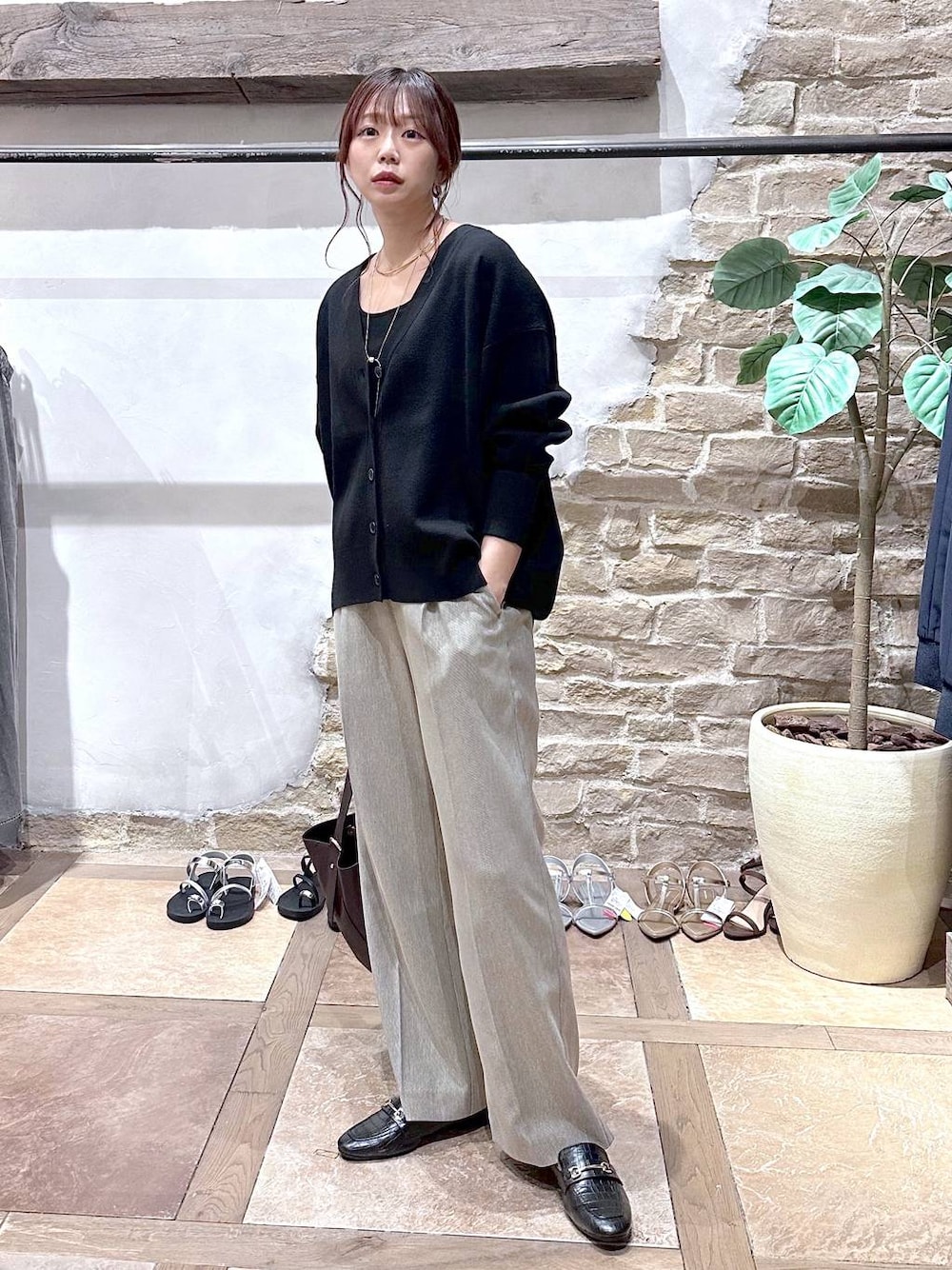 ブラック系のローファー、ブラウン系のショルダーバッグ、ブラック系のタンクトップを着用したレディースの秋コーディネートの1枚目の写真