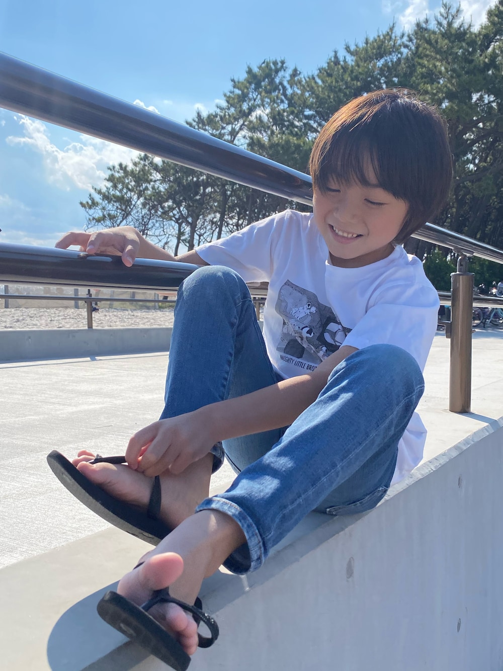 「カジュアルコーデ、夏コーデ、デニム、シンプルコーデ、プチプラ、ハワイアナス、白Tシャツ、男の子、男の子コーデ、ユニクロ」｜「GLOBAL WORKのアイテム（Tシャツ/カットソー、ホワイト系）」を使った、lucasさん（キッズ・120cm）の春コーディネートの1枚目の写真