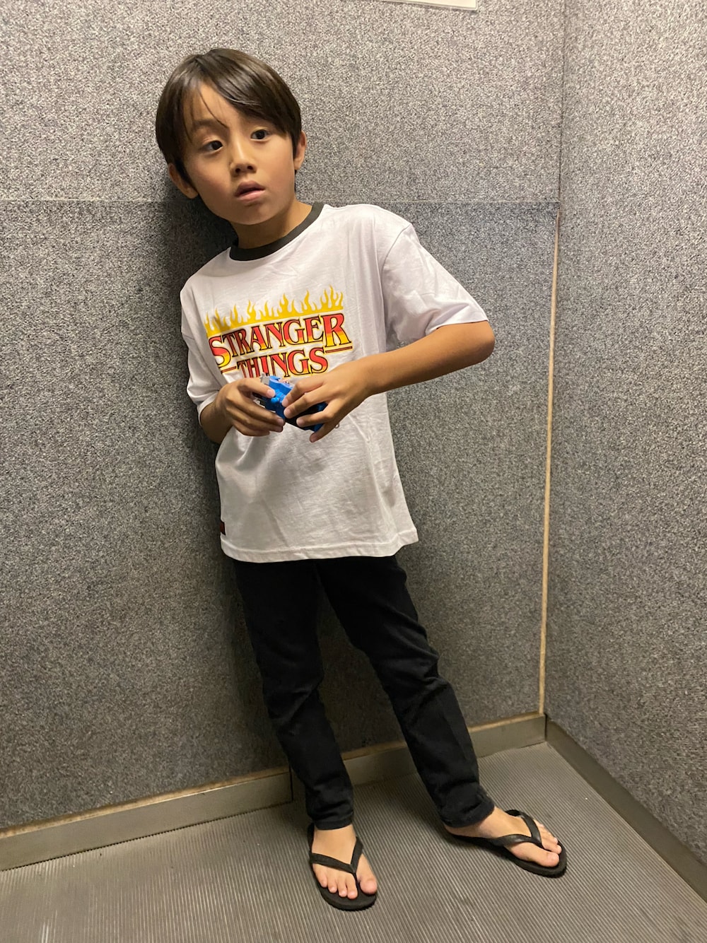 「白Tシャツ、男の子、カジュアルコーデ、ハワイアナス、H&M、ZARA、シンプルコーデ」｜「H&Mのアイテム（デニムパンツ、ブラック系）」を使った、lucasさん（キッズ・120cm）の秋コーディネートの1枚目の写真