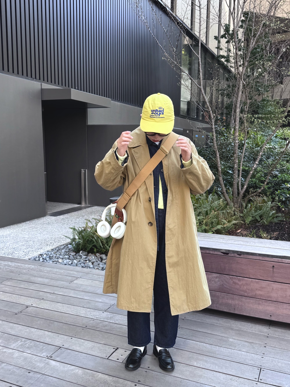 「春めき満開コーデ、カジュアルスタイル、デニムスタイル、リネン、160cm台コーデ、カジュアル、春色、春服、イエロー、ローファー、メンズライク、エンダースキーマ、ブレディ」｜「quadroのC/Nギャバピーチバイオステンカラーコート（ステンカラーコート、ベージュ系）」を使った、a.さん（レディース・160cm）の春コーディネートの1枚目の写真