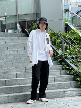 「th（ティー エイチ）のアイテム（トップス）」を使った、松本 幸さん（メンズ・180cm）の秋コーディネート