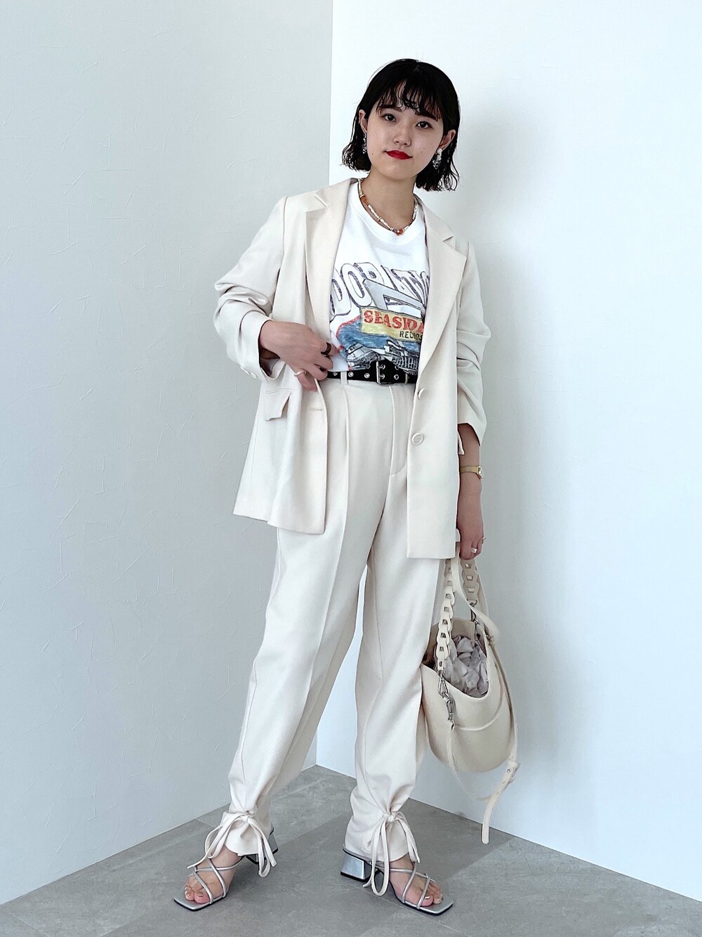 ホワイト系のジャケット/アウター、ホワイト系のその他パンツ、ホワイト系のTシャツ/カットソーを着用したレディースの春コーディネートの4枚目の写真