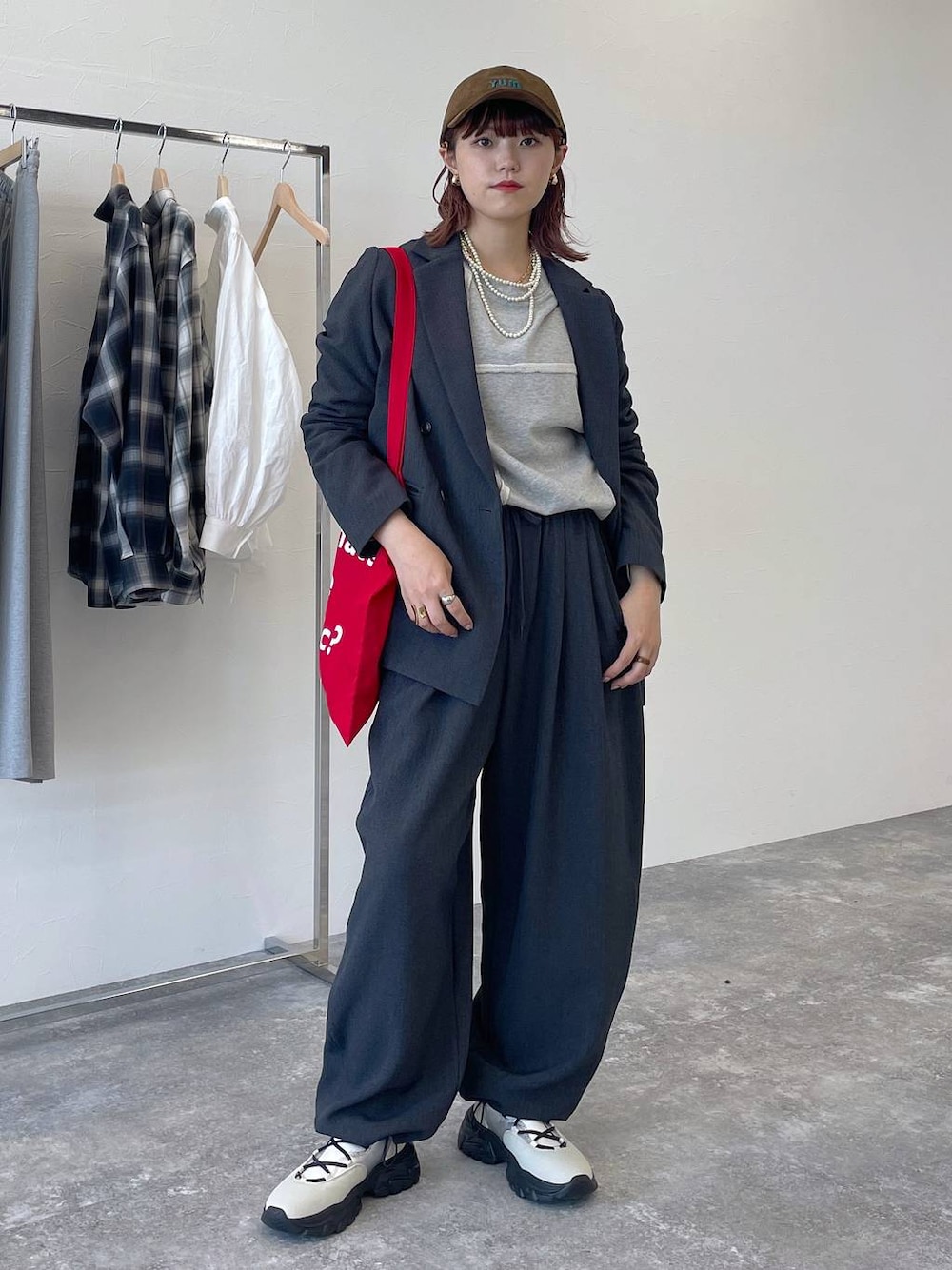グレー系のその他パンツ、グレー系のテーラードジャケット、ホワイト系のスニーカーを着用したレディースの秋コーディネートの1枚目の写真
