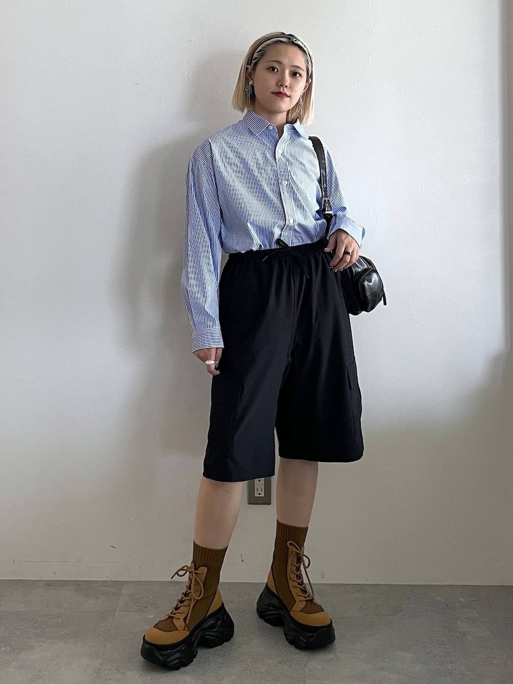 「シャツ、シャツスタイル、キッズ服、低身長、カジュアル、着痩せ・細見え、PAGEBOY、骨格ストレート_PAGEBOY、ブルベ夏_PAGEBOY、エレガント_PAGEBOY、GLOBAL WORK、ハーフパンツ、秋コーデ」｜「PAGEBOYのレースアップソックスブーツ（ブーツ、ブラウン系）」を使った、mitaさん（レディース・155cm）の秋コーディネートの1枚目の写真