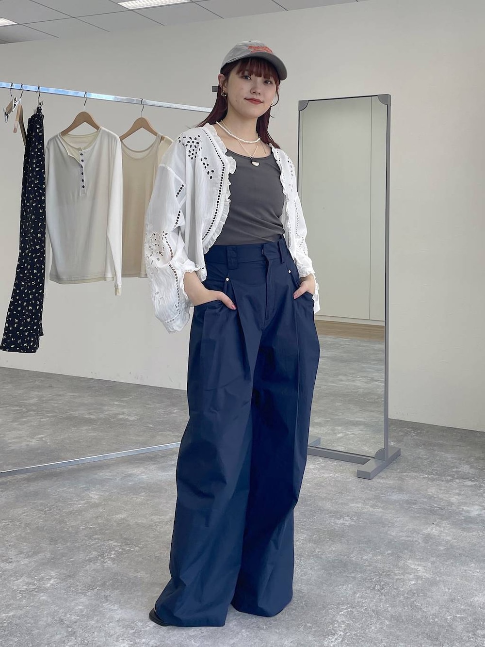 ホワイト系のシャツ/ブラウス、ブルー系のチノパンツを着用したレディースの春コーディネートの1枚目の写真