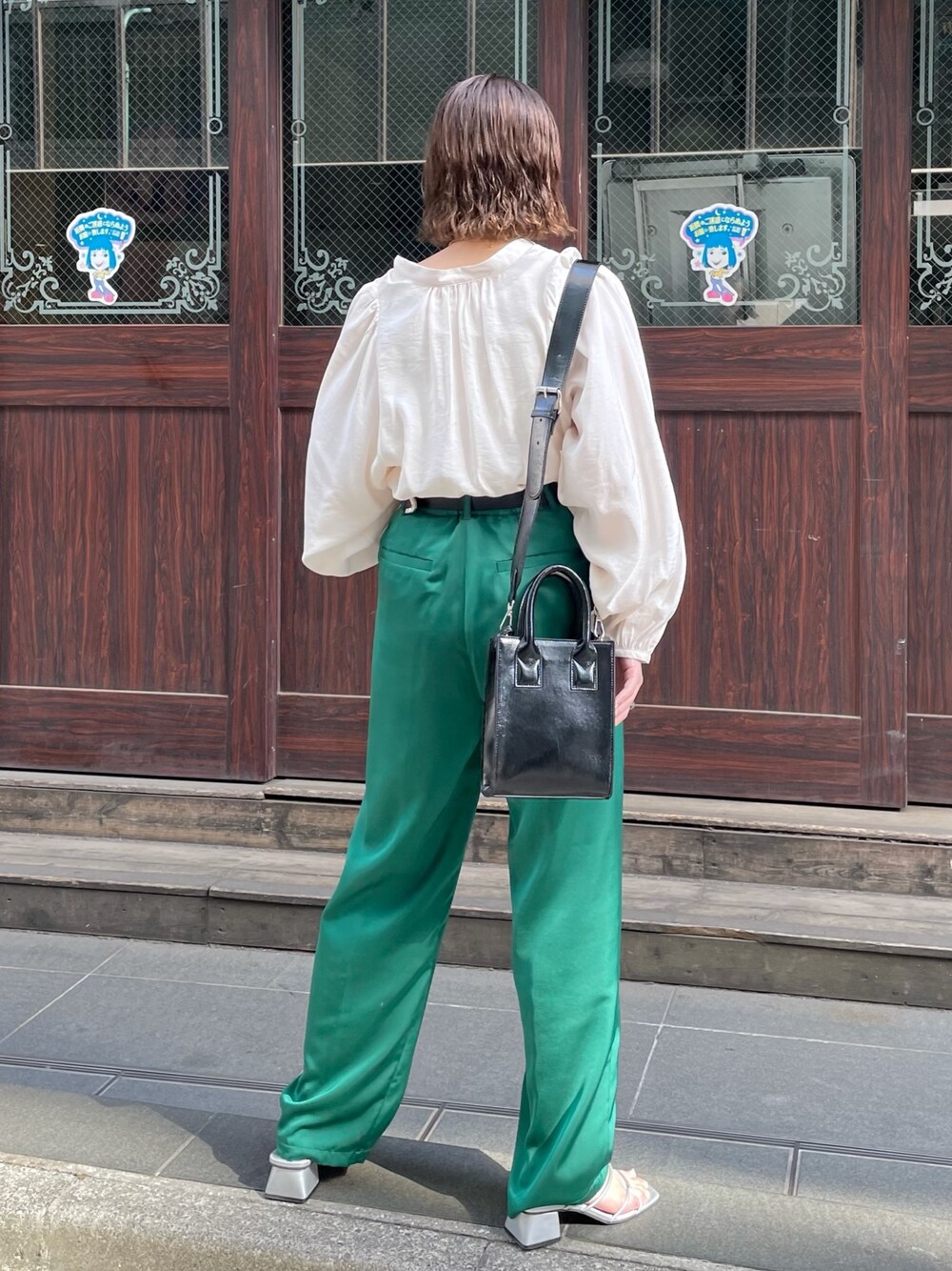 ホワイト系のシャツ/ブラウス、シルバー系のサンダル、グリーン系のつなぎ/オールインワンを着用したレディースの春コーディネートの3枚目の写真