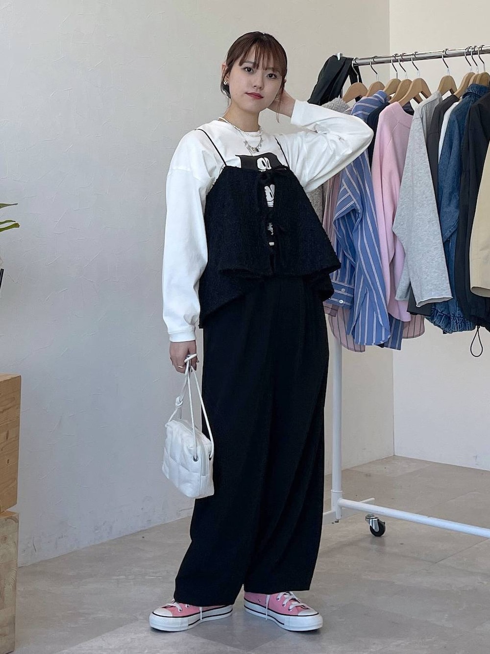 「低身長、カジュアル、着痩せ・細見え、クリップスタッフ_studio CLIP、骨格ストレート、着痩せ、studio CLIP、モノトーン、ビスチェ、レイヤードスタイル」｜「studio CLIPの【みんなのリクエストパンツ】タックコクーンパンツ[プチ・プラスサイズあり]《オケージョン2025》（その他パンツ、ブラック系）」を使った、mitaさん（レディース・155cm）の春コーディネートの1枚目の写真