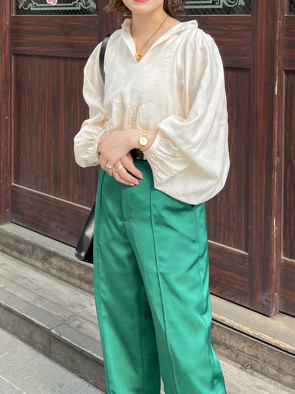 ホワイト系のシャツ/ブラウス、シルバー系のサンダル、グリーン系のつなぎ/オールインワンを着用したレディースの春コーディネートの4枚目の写真