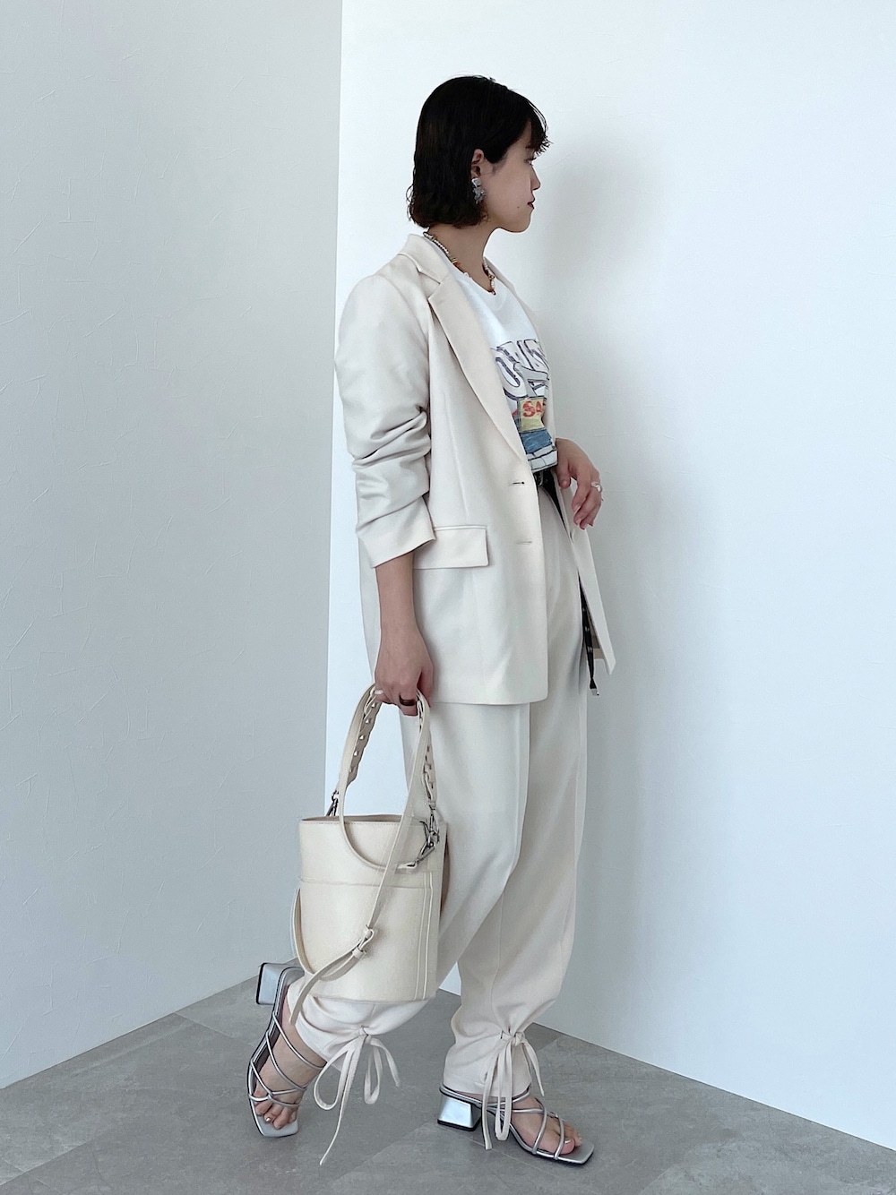 ホワイト系のジャケット/アウター、ホワイト系のその他パンツ、ホワイト系のTシャツ/カットソーを着用したレディースの春コーディネートの2枚目の写真