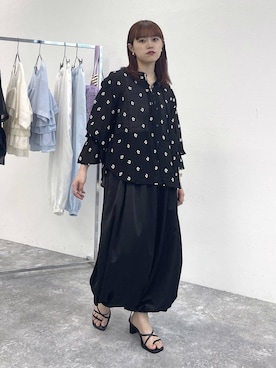 「studio CLIP（スタディオクリップ）のフラワー刺繍スキッパーブラウス（シャツ/ブラウス、ブラック系）」を使った、mitaさん（レディース・155cm）の春コーディネート