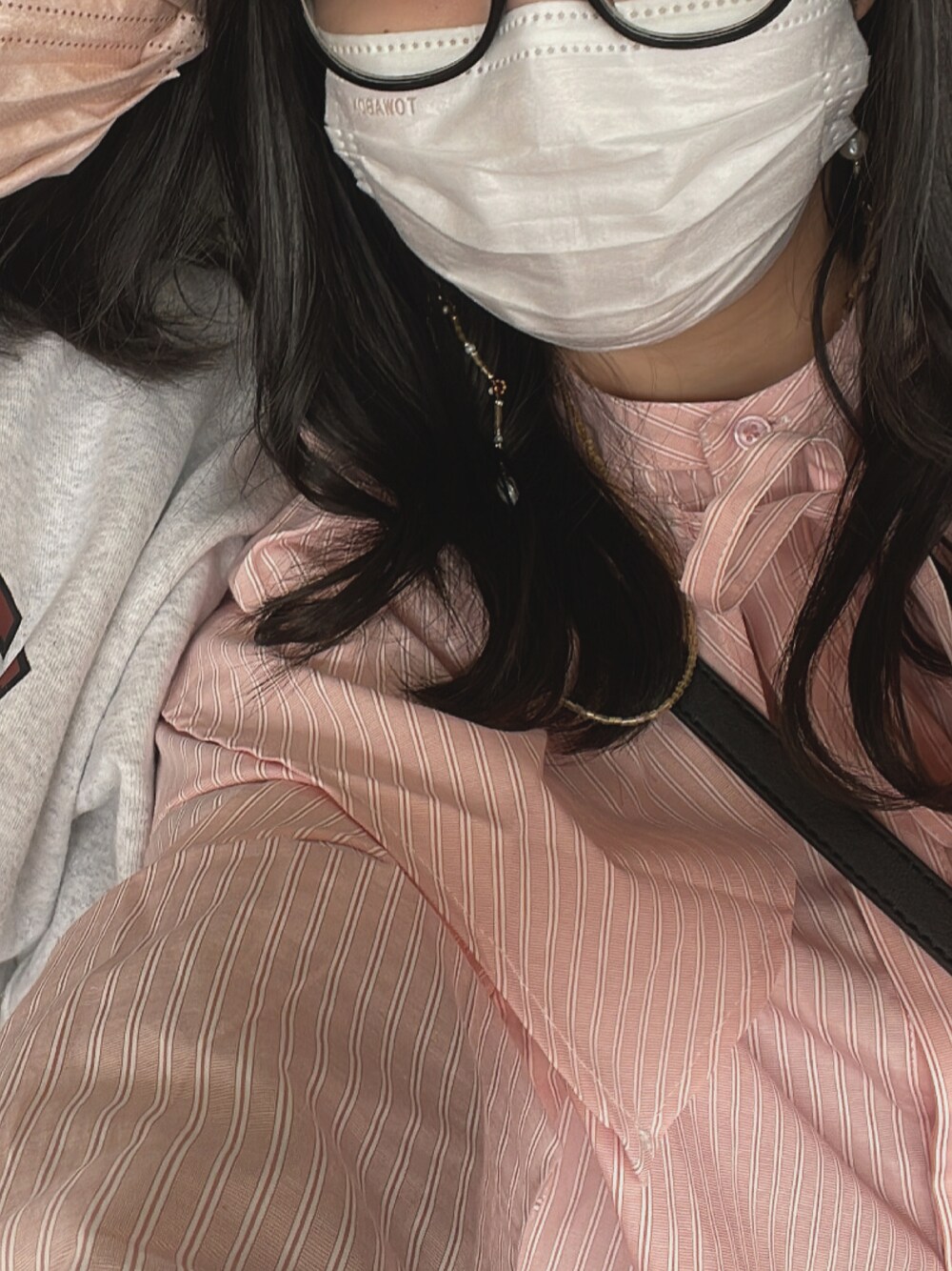「mysticのストライプラッフルカラーシャツ（シャツ/ブラウス、オレンジ系）」を使った、akiさん（レディース・158cm）の春コーディネートの1枚目の写真
