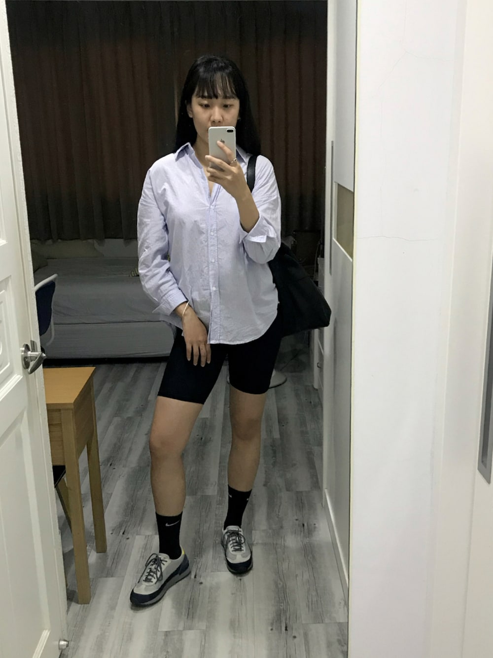 「NIKE、ZARA、shirts、Onitsuka Tiger、sneakers、socks、leggings」｜「ZARAのアイテム（シャツ/ブラウス、ブルー系）」を使った、JOANNさん（レディース・173cm）の秋コーディネートの1枚目の写真