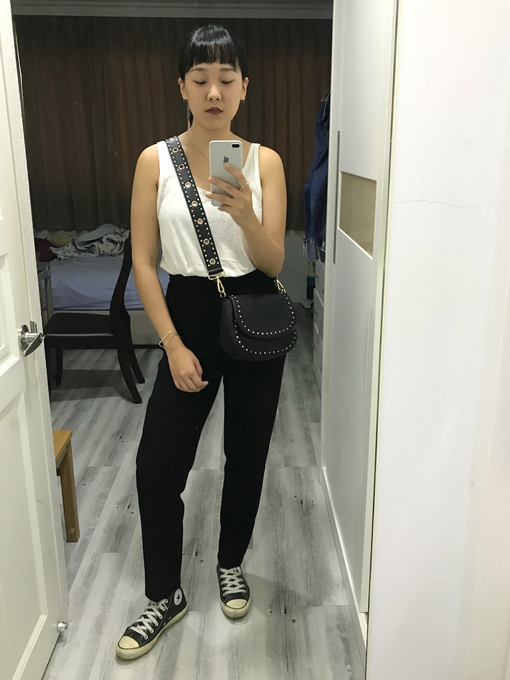 「H&M、vest、suitstyle、pants、FOREVER 21、BAG、converse」｜「H&MのH&M - ジャージータンクトップ - ホワイト（ベスト、ホワイト系）」を使った、JOANNさん（レディース・173cm）の夏コーディネートの1枚目の写真