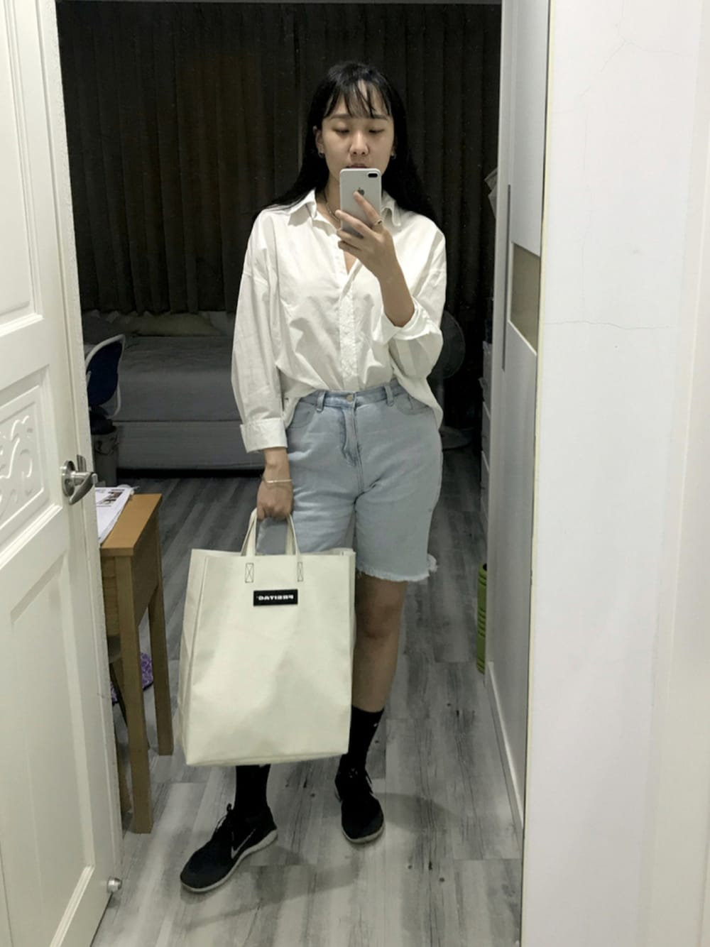 「NIKE、ZARA、shirts、FREITAG、totebag、socks、shortpants、Nike free flyknit、genquo」｜「ZARAのアイテム（シャツ/ブラウス、ホワイト系）」を使った、JOANNさん（レディース・173cm）の秋コーディネートの1枚目の写真