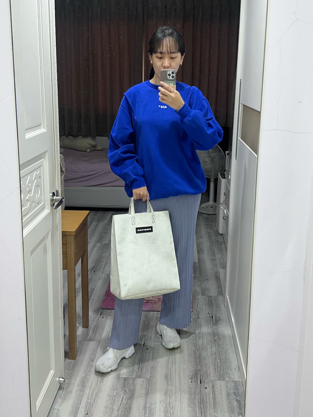 「ADER error、T-SHIRT、PAZZO、pants、FREITAG、BAG、NIKE」｜「ADER errorのアイテム（Tシャツ/カットソー、ブルー系）」を使った、JOANNさん（レディース・173cm）の冬コーディネートの1枚目の写真