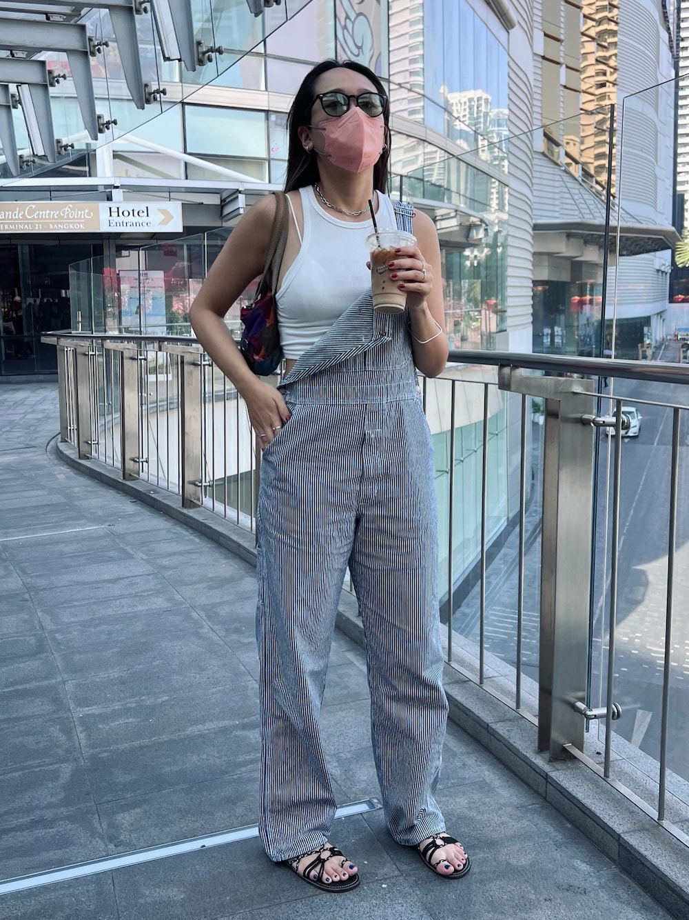 「RAYBAN、Sunglasses、ZARA、vest、aroommodel、kipling、shoulderbag、sandals」｜「Ray-BanのRay-Ban/レイバン サングラス 紫外線対策 UVカット HIGHSTREET RB4259F-601/71（サングラス、ブラック系）」を使った、JOANNさん（レディース・173cm）の冬コーディネートの1枚目の写真