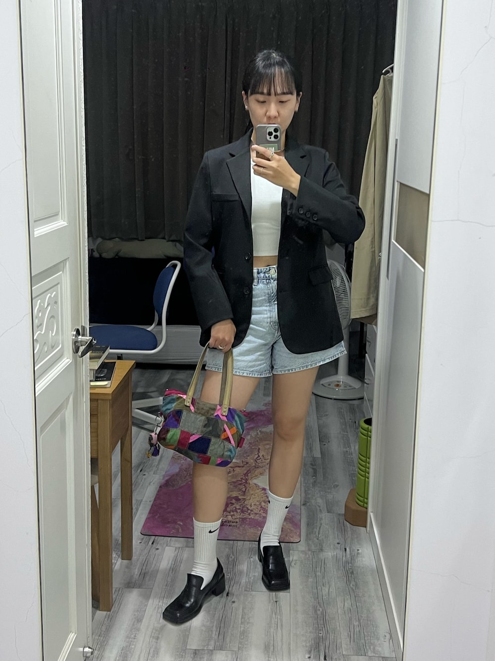 「zakka w、Suit、ZARA、vest、pants、jeans、NIKE、socks、shoes、kipling、BAG」｜「ZARAのアイテム（タンクトップ、ホワイト系）」を使った、JOANNさん（レディース・173cm）の春コーディネートの1枚目の写真