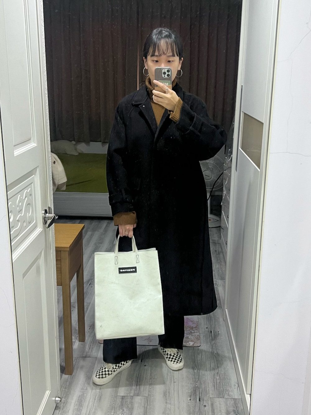 「genquo、sweater、Overcoat、PAZZO、pants、VANS、FREITAG、BAG」｜「genquoのアイテム（ニット/セーター、ブラウン系）」を使った、JOANNさん（レディース・173cm）の冬コーディネートの1枚目の写真