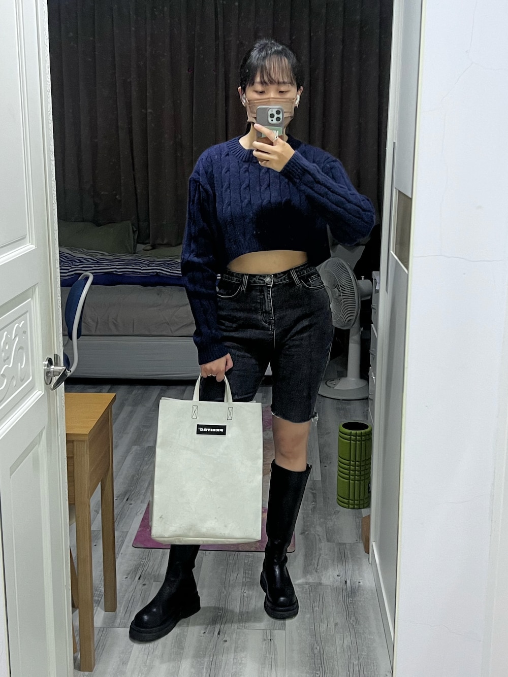 「PAZZO、sweater、mouggan、pants、FREITAG、totebag、zakka w、boots」｜「PAZZOのアイテム（ニット/セーター、ブルー系）」を使った、JOANNさん（レディース・173cm）の春コーディネートの1枚目の写真