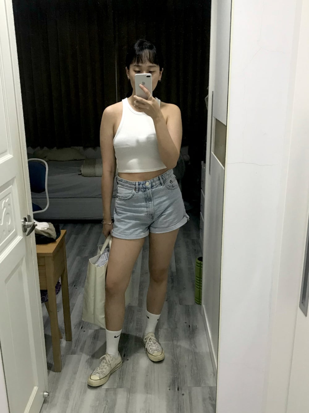 「NIKE、ZARA、FREITAG、socks、shortpants、Vast、handbag、CONVERSE1970」｜「ZARAのアイテム（タンクトップ、ホワイト系）」を使った、JOANNさん（レディース・173cm）の秋コーディネートの1枚目の写真