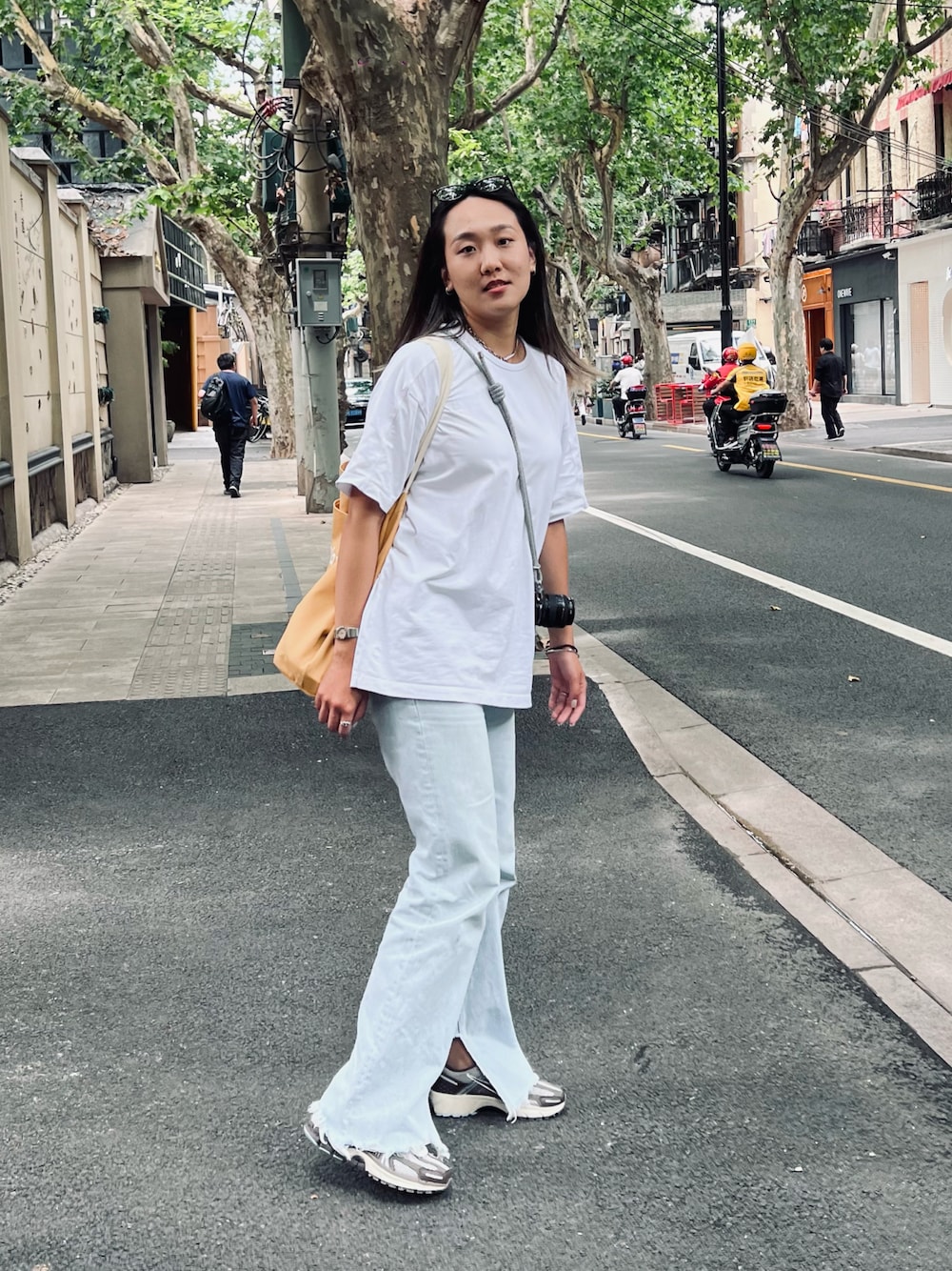 「DOE、T-SHIRT、ZARA、jeans、Topologie、bitplay、totebag、NIKE、Nike Zoom Vomero 5、ray ban、Sunglasses」｜「DOEのアイテム（シャツ/ブラウス、ホワイト系）」を使った、JOANNさん（レディース・173cm）の夏コーディネートの1枚目の写真