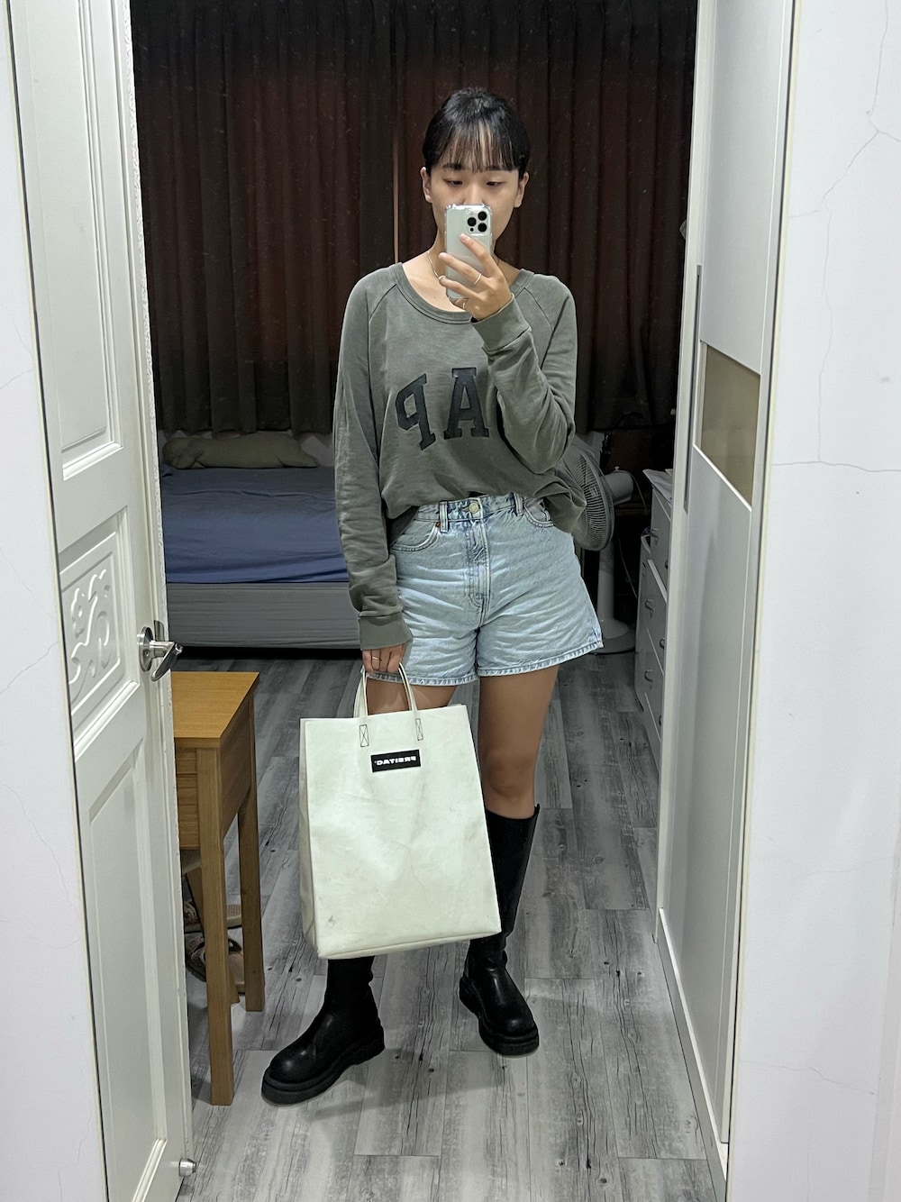 「GAP、T-SHIRT、ZARA、pants、zakka w、boots、FREITAG、totebag」｜「GAPのアイテム（Tシャツ/カットソー、グリーン系）」を使った、JOANNさん（レディース・173cm）の秋コーディネートの1枚目の写真