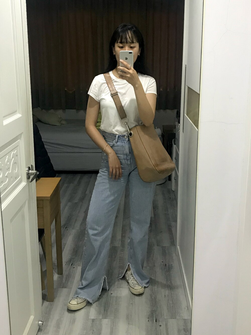 「ZARA、T-SHIRT、jeans、coverse、m0851」｜「ZARAのアイテム（Tシャツ/カットソー、ホワイト系）」を使った、JOANNさん（レディース・173cm）の春コーディネートの1枚目の写真