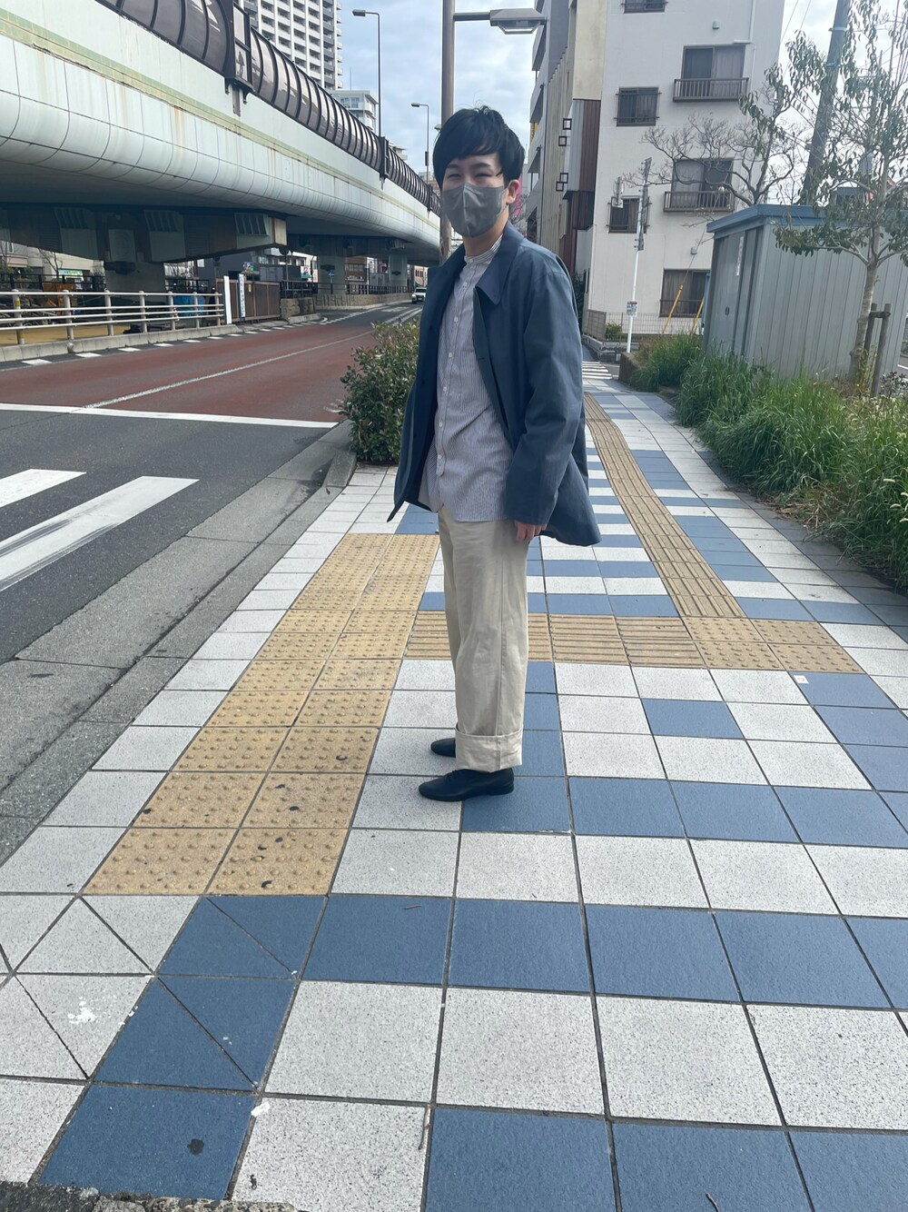 「自然派男子、休日スタイル、シンプル、シャツスタイル、おしゃれさんと繋がりたい、ストライプシャツ、カジュアル」｜「BEAMSのアイテム（ジャケット/アウター、ブルー系）」を使った、おもちさん（メンズ・178cm）の春コーディネートの1枚目の写真