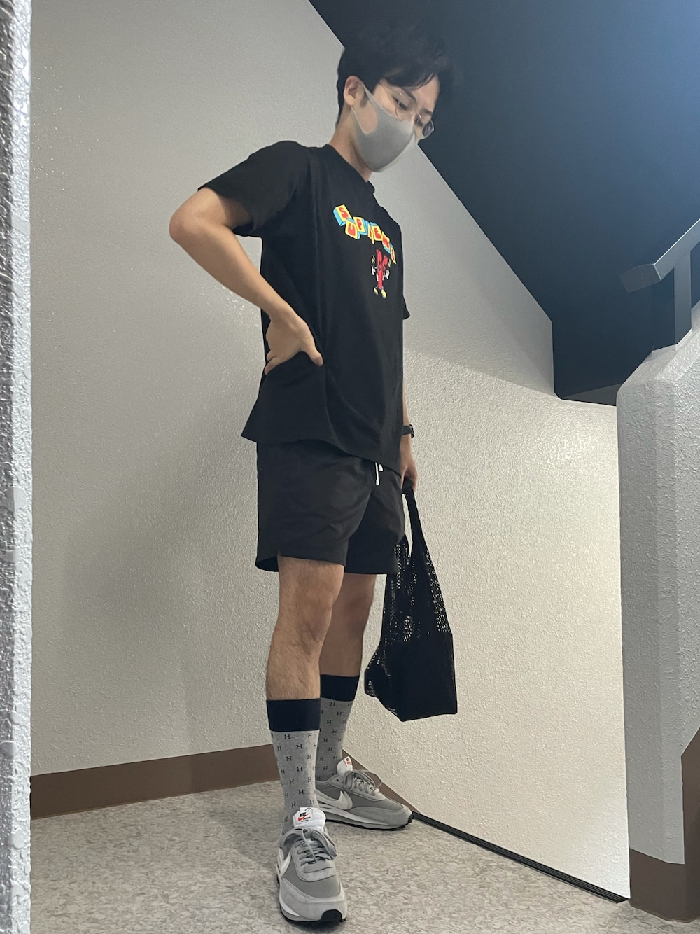 「シンプル、休日スタイル、お洒落さんとつながりたい、ラフ、今日のコーデ、リラックススタイル、モノトーンコーデ、黒、夏コーデ、NIKE、社会人、ラブアンドピース2021」｜「Supreme のアイテム（Tシャツ/カットソー、ブラック系）」を使った、おもちさん（メンズ・178cm）の秋コーディネートの1枚目の写真