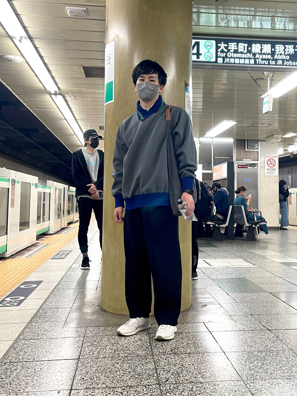「シンプルコーデ、はるコーデ、カジュアルコーデ、オーバーサイズ、スニーカー、ootd」｜「HOMME PLISSE ISSEY MIYAKEのアイテム（パンツ、ブラック系）」を使った、おもちさん（メンズ・178cm）の春コーディネートの1枚目の写真