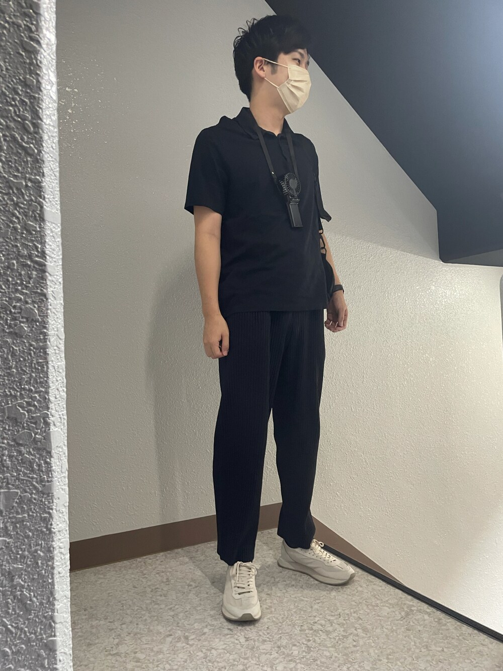 「ラブアンドピース2021、おしゃれさんと繋がりたい、シンプルコーデ、大人カジュアル、COS、ユニクロ、キレイめ、ファッションの力を信じよう」｜「HOMME PLISSE ISSEY MIYAKEのアイテム（パンツ、ブラック系）」を使った、おもちさん（メンズ・178cm）の秋コーディネートの1枚目の写真