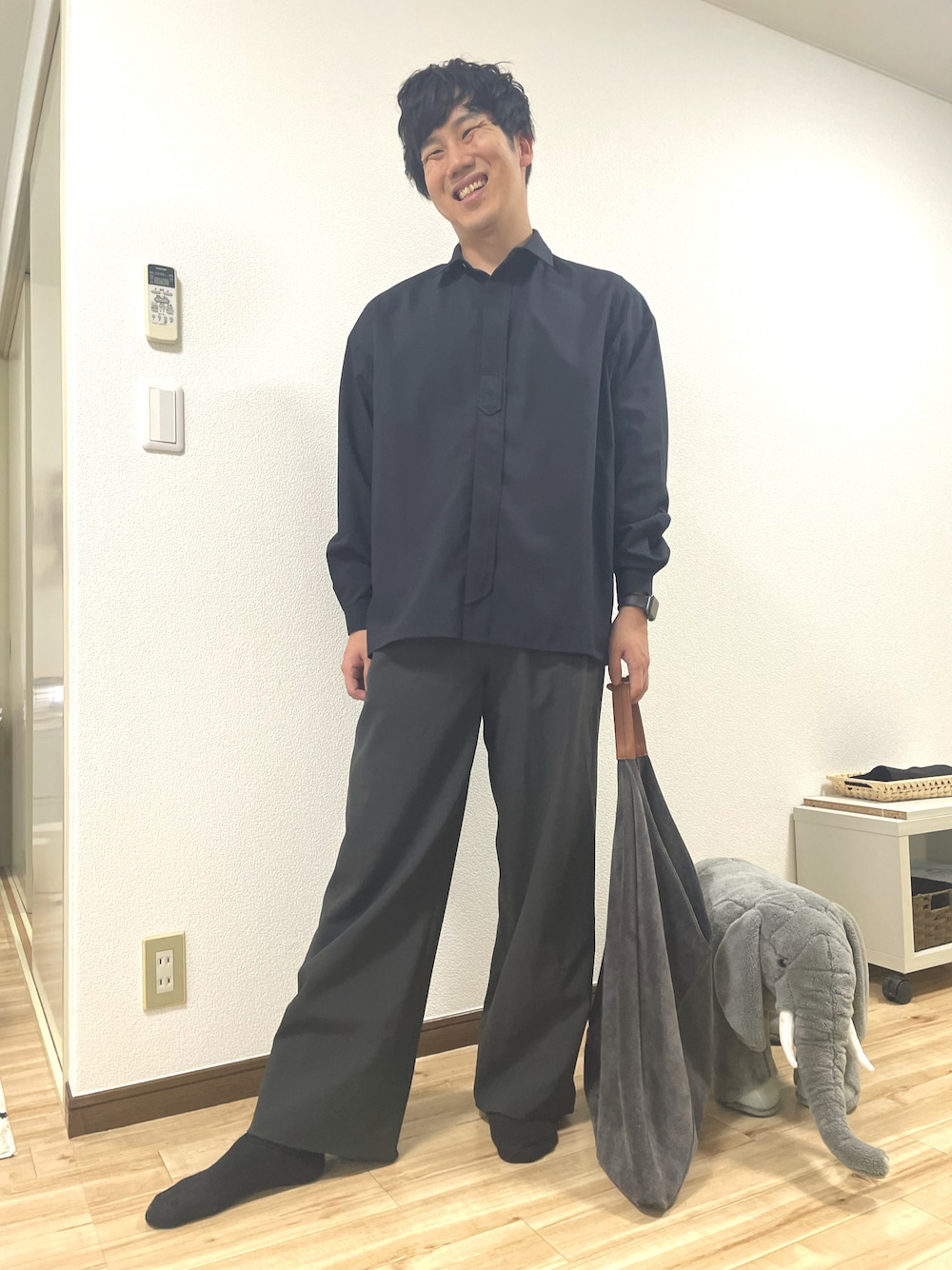 「オーバーサイズ、おしゃれさんと繋がりたい、大人カジュアル、カジュアルコーデ、リラックススタイル、だから秋服が好き、シンプルコーデ、ラフ、ブラックコーデ」｜「THE RERACSのアイテム（シャツ/ブラウス、ブラック系）」を使った、おもちさん（メンズ・178cm）の秋コーディネートの1枚目の写真