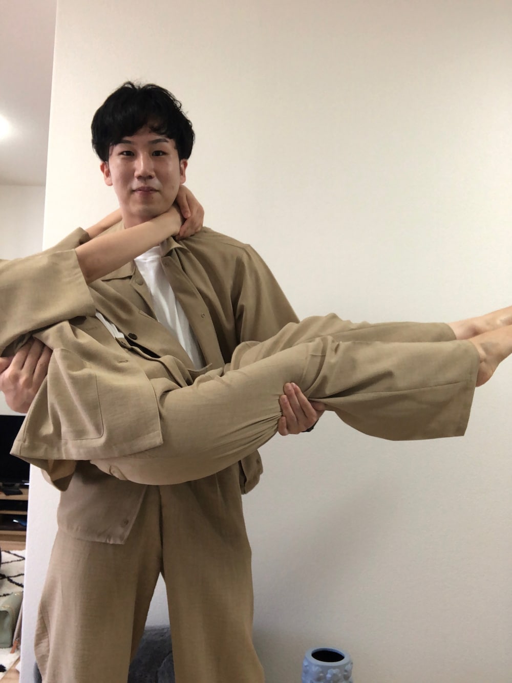 「ペアルック、リンクコーデ、夏コーデ、シンプルコーデ、おしゃれさんと繋がりたい、今日のコーデ、オトナカジュアル、UNIQLO」｜「FREAK'S STOREのテックリネンショートスリーブロングパンツセットアップ（テーラードジャケット、ベージュ系）」を使った、おもちさん（メンズ・178cm）の夏コーディネートの1枚目の写真